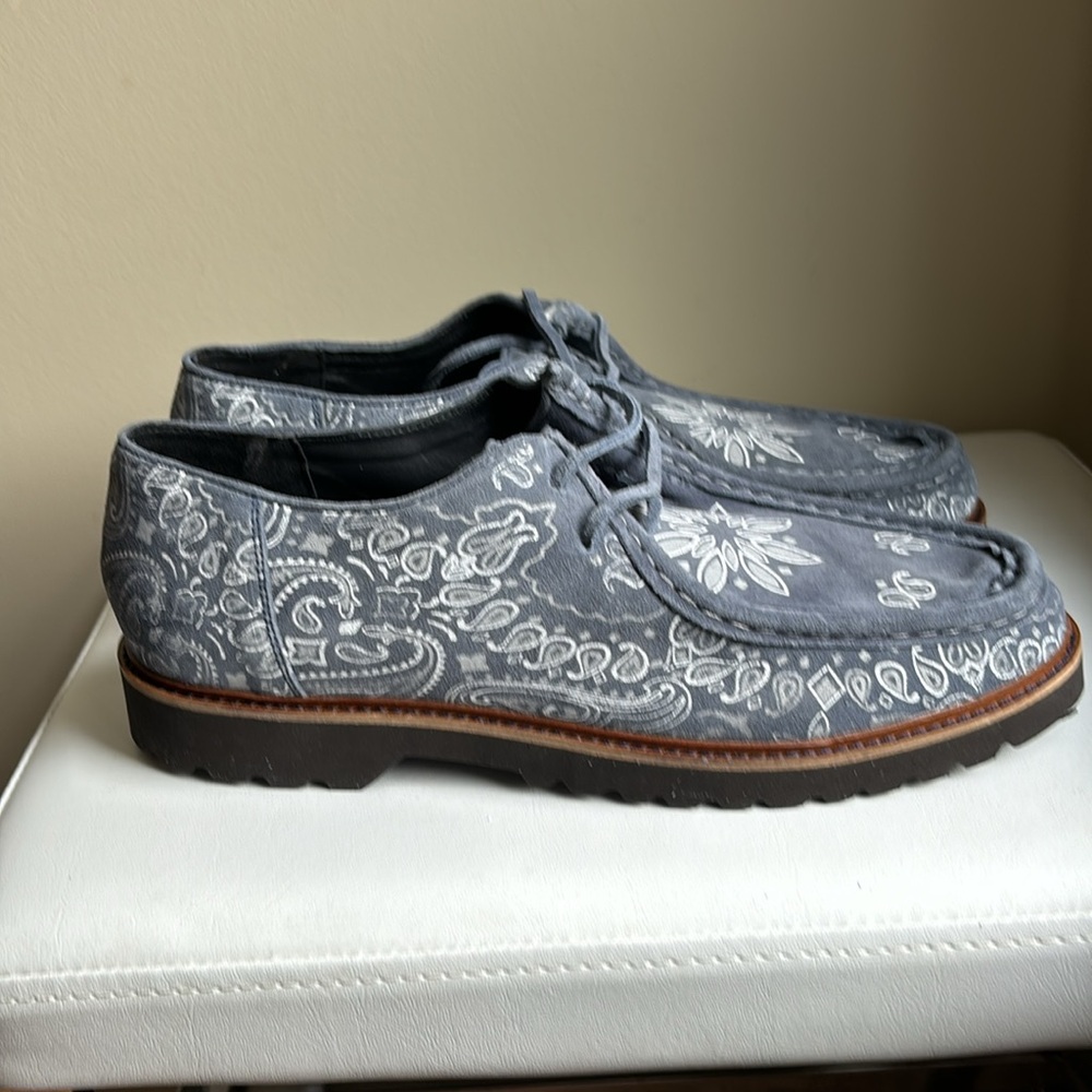 Urban outfitters men’s size US 12 blue Paisley, wallabee brand new in box